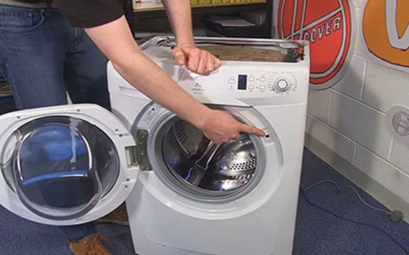 Nhân viên điện lạnh Bách Khoa sửa máy giặt tại Đống Đa