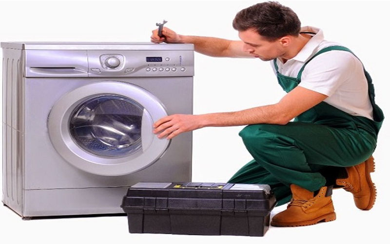Nhân viên Điện lạnh Hanel sửa máy giặt bị lỗi không vắt khô