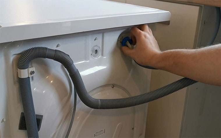 Kiểm tra ống dẫn nước ở máy giặt electrolux