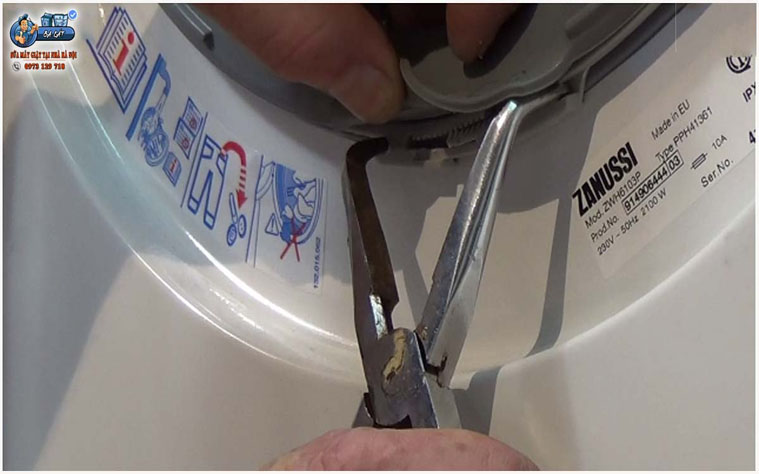 Tháo vòng nẹp của gioăng máy giặt electrolux ra 