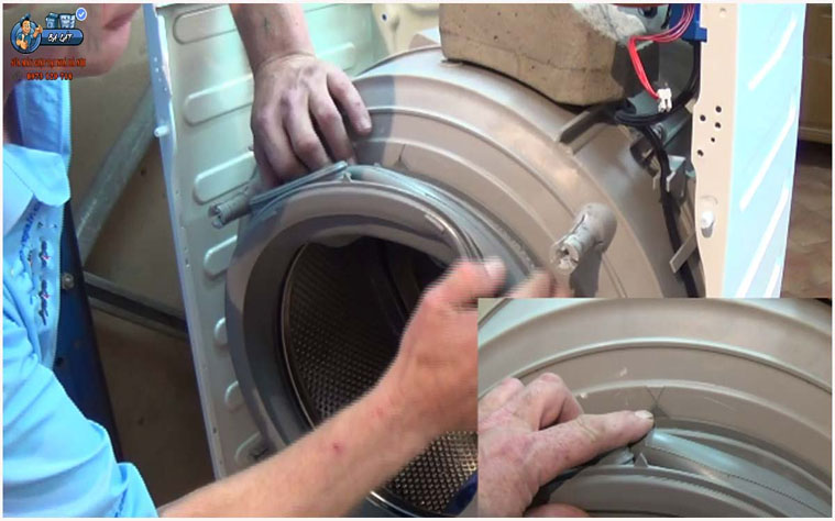Tháo tất cả các ốc vít trước và dưới của máy giặt electrolux