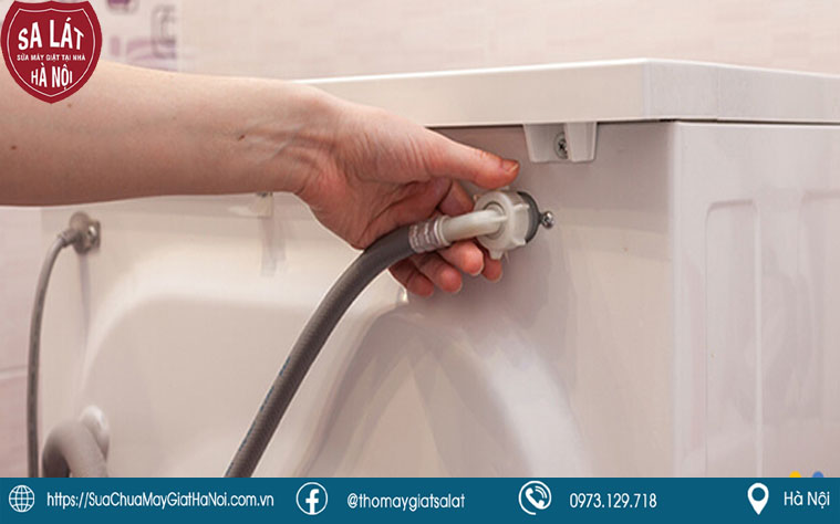 ống cấp nước bị cong có thể làm cho máy giặt của bạn báo lỗi 8e