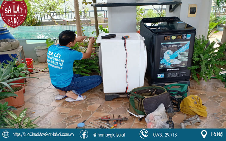 Nhân viên trung tâm Sa Lát đang sửa máy giặt LG tại Hà Nội 