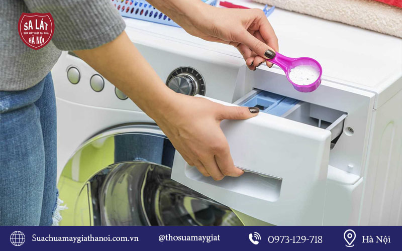 Dùng quá nhiều bột giặt khiến máy giặt bị trào bọt
