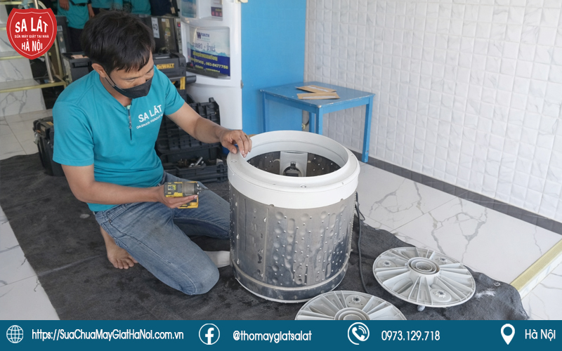 Kỹ thuật viên đang bảo dưỡng máy giặt tại nhà khách 