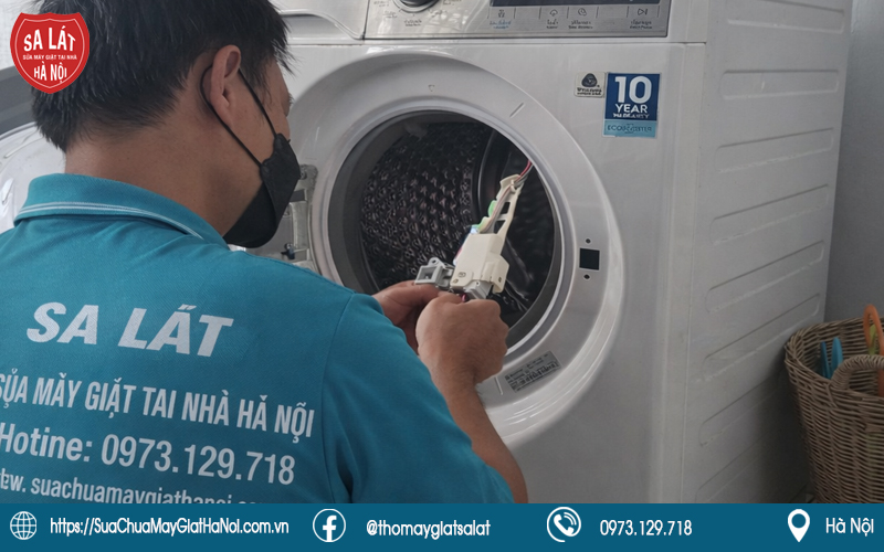 Kỹ thuật viên đang sửa khóa cửa ở Nam  Từ Liêm