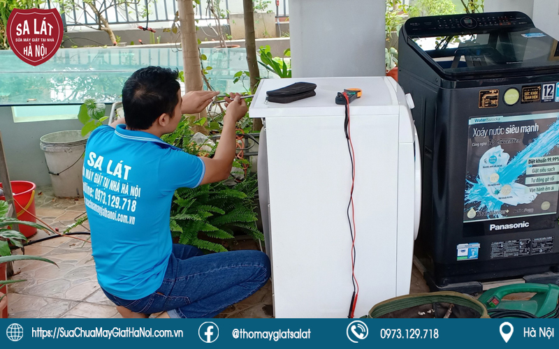 Kỹ thuật đang sửa máy giặt tại vinhome smart city