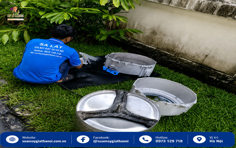 Kỹ thuật viên kiểm tra máy giặt cửa trước với dụng cụ chuyên nghiệp