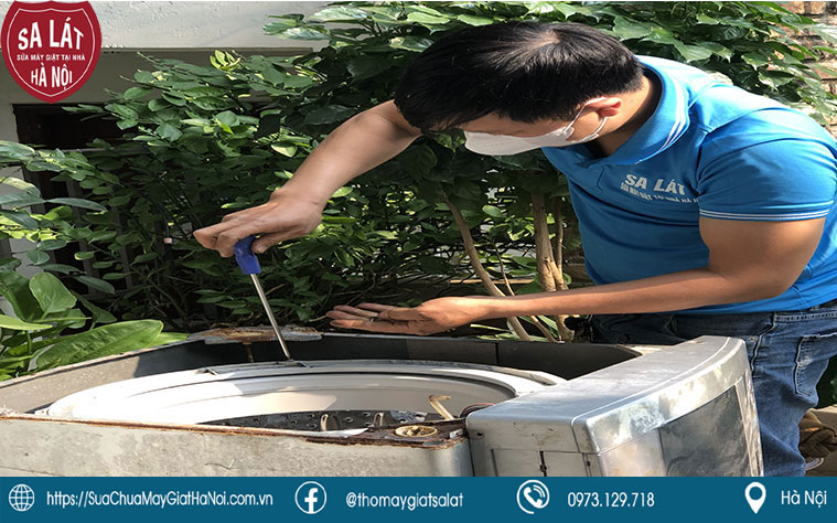 Kỹ thuật viên đang tiến hành sửa chữa tại nhà khách hàng – Sa Lát