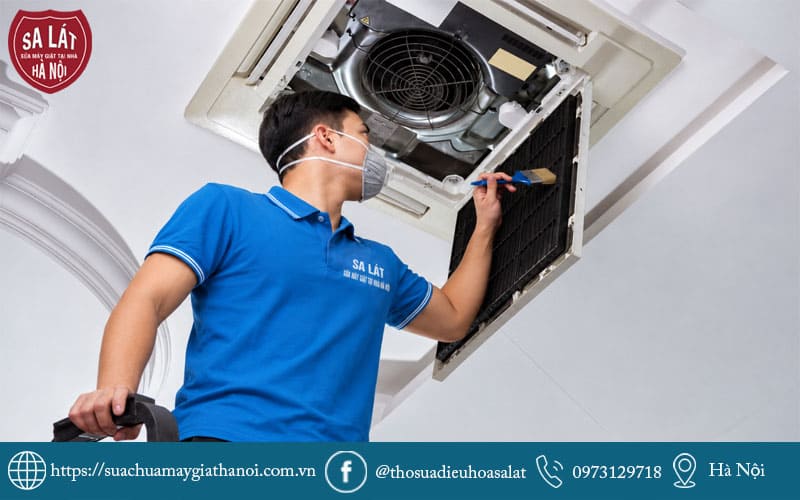 Thợ Sa Lát đang sửa điều hòa âm trần tại Cửa Nam