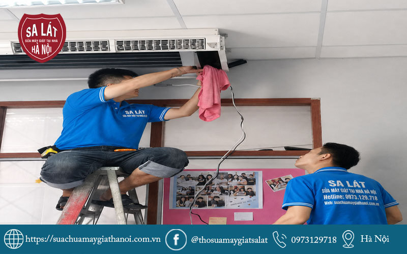 Thợ Sa Lát đang sửa điều hòa tại Hà Đông cho khách 