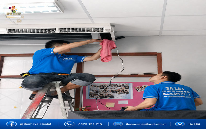 Kỹ thuật viên kiểm tra gas điều hòa tại Ngọc Hà