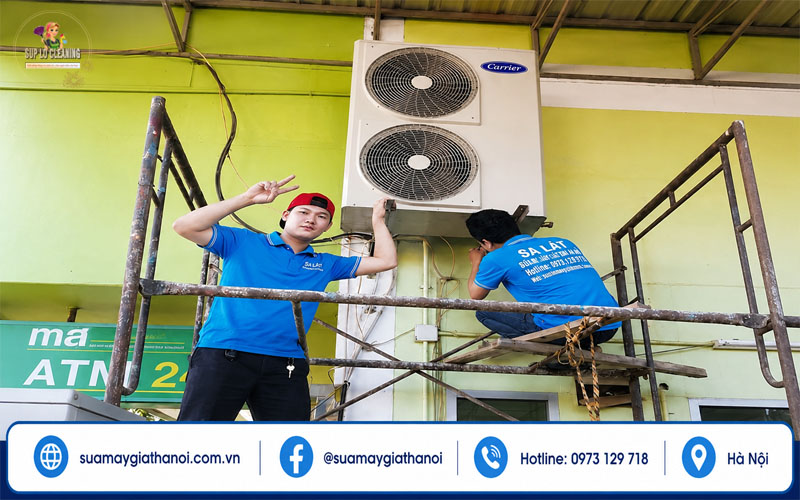 Kỹ thuật viên xử lý điều hòa chảy nước tại Royal City