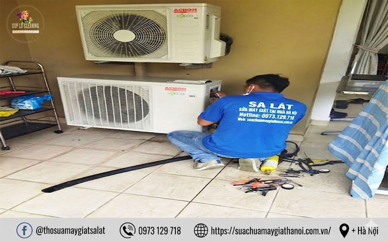 Nhân viên kỹ thuật Salat đang sửa máy lạnh tại chung cư Tây Hồ