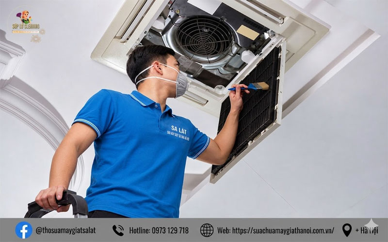 Kỹ thuật viên sửa điều hòa đang tháo lưới lọc máy lạnh tại Tây Hồ