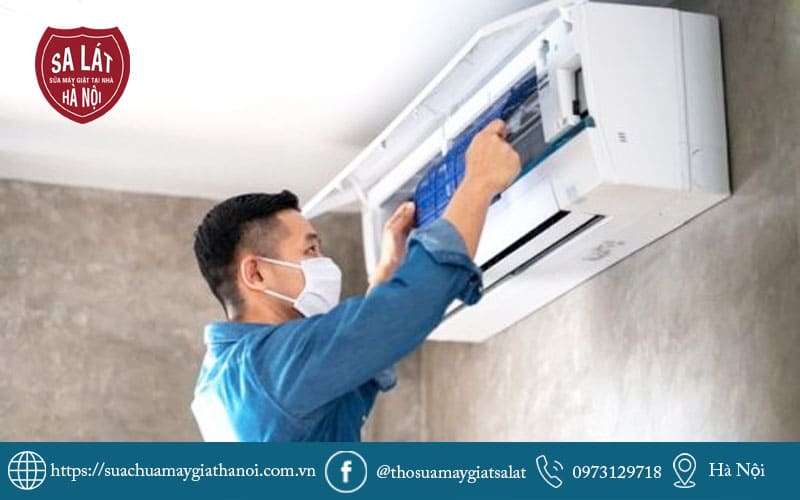 Nhân viên Sa Lát đang vệ sinh điều hòa cho khách hàng tại Hà Nội