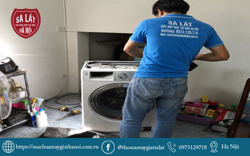 Kỹ thuật viên Sa Lát đang kiểm tra và xử lý máy giặt LG báo lỗi LE