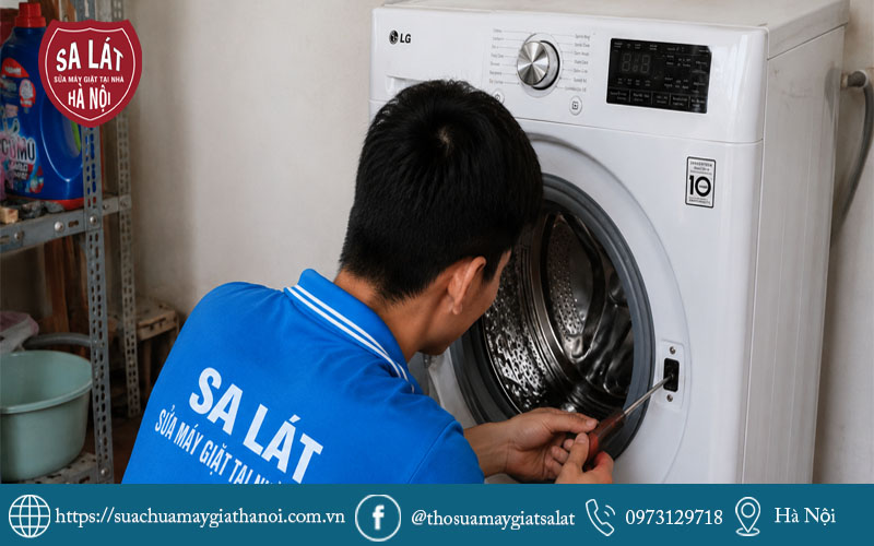 Sa Lát thực hiện kiểm tra cụm khóa cửa và xử lý tình trạng cửa máy giặt LG bị kẹt.