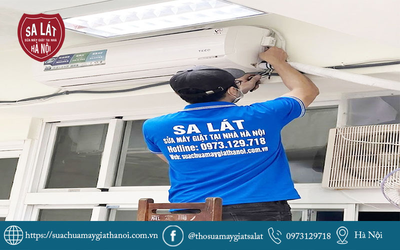 Kỹ thuật viên Sa Lát kiểm tra điều hòa không mát tại Ngọc Hà
