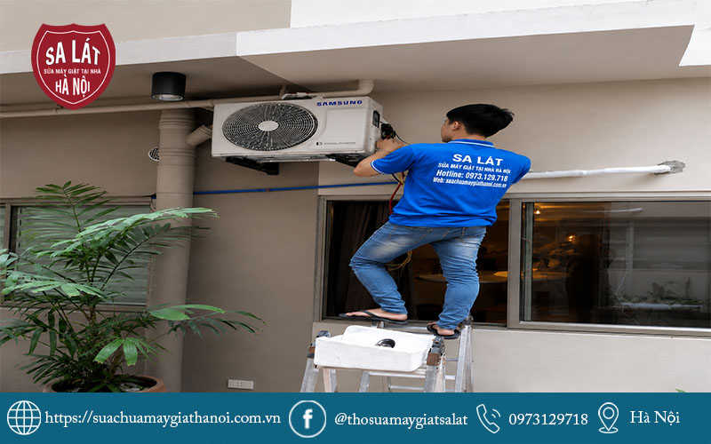 Thợ sửa điều hòa Sa Lát đang khắc phục lỗi điều hòa chảy nước