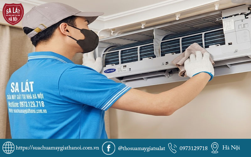 Kỹ thuật viên Sa Lát đang bảo dưỡng và sửa điều hòa tại phường Giảng Võ