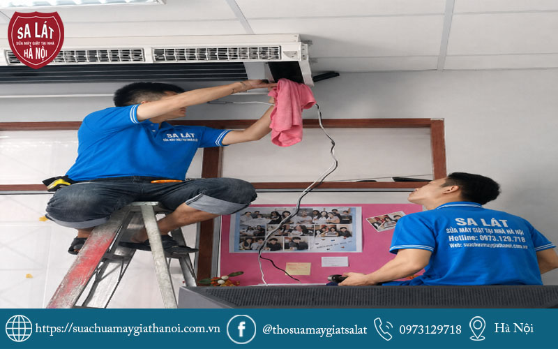 Kỹ thuật viên Sa Lát đang tập trung kiểm tra, khắc phục sự cố điều hòa chảy nước