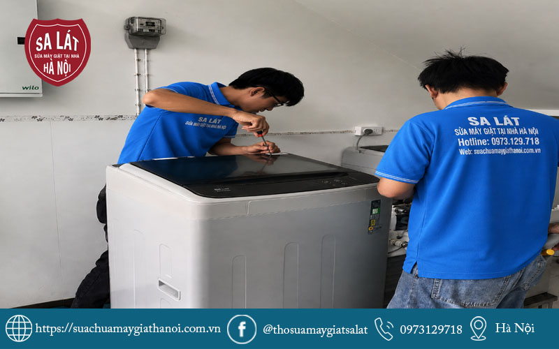 Kỹ thuật viên Sa Lát tiến hành sửa máy giặt Electrolux tại nhà chuyên nghiệp