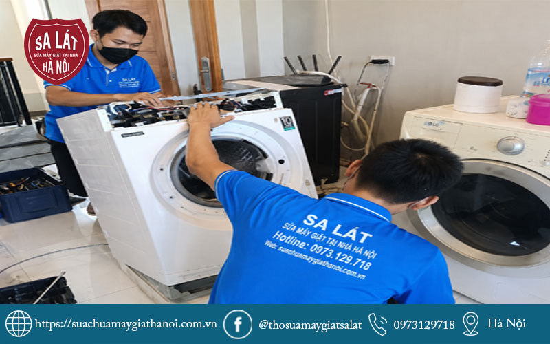 Kỹ thuật viên Sa Lát kiểm tra và khắc phục sự cố máy giặt tại nhà khách hàng