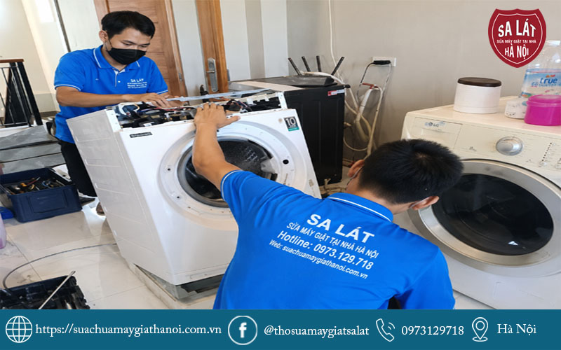 Kỹ thuật viên Điện lạnh Sa Lát kiểm tra và sửa máy giặt Samsung cửa trước.