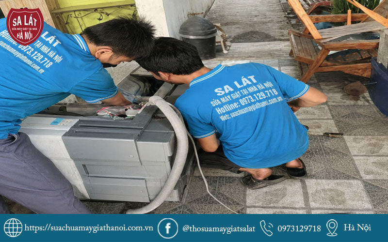 Thợ sửa máy giặt Samsung tại Cầu Giấy đang xử lý sự cố cho khách