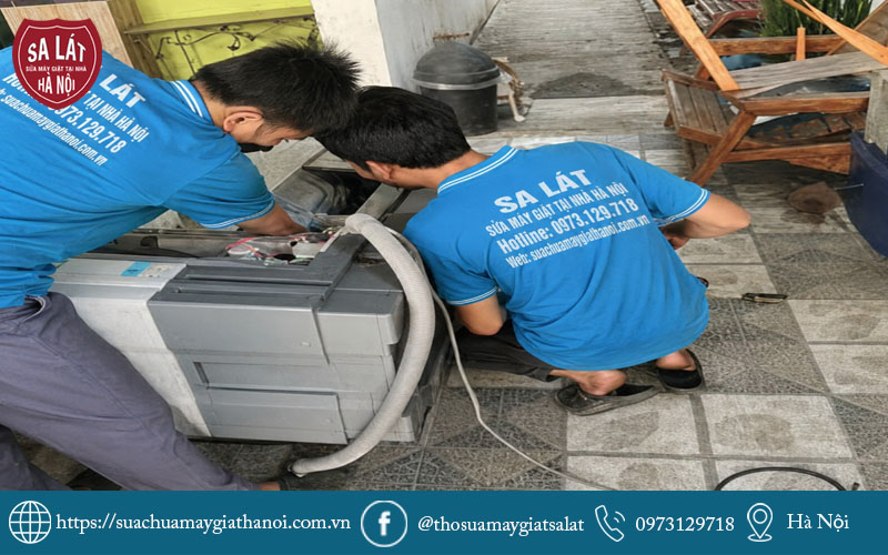 Thợ kỹ thuật Sa Lát tận tâm kiểm tra và tiến hành sửa chữa máy giặt tại nhà