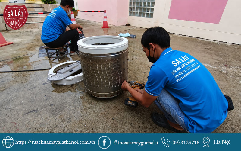 Thợ kỹ thuật Sa Lát chuyên nghiệp đang tháo lắp và sửa chữa lồng máy giặt