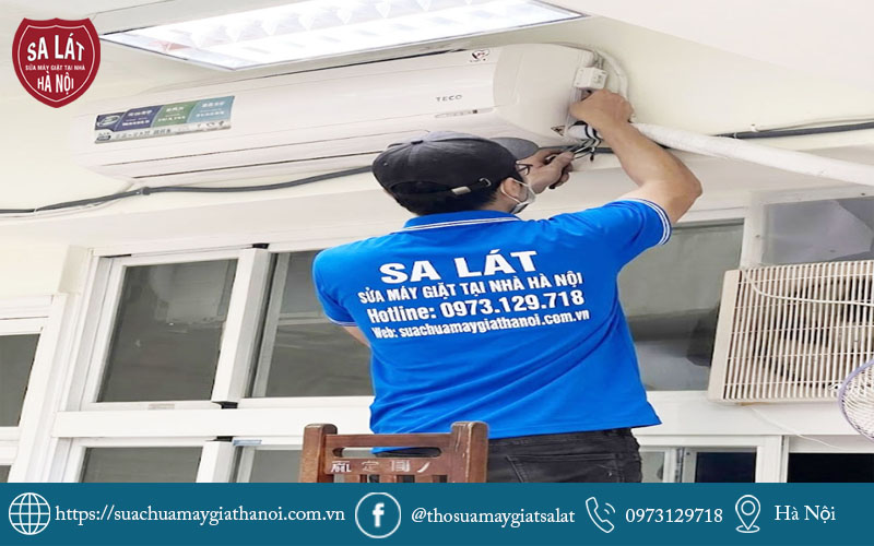 Thợ kỹ thuật Điện lạnh Sa Lát đang kiểm tra và nạp gas điều hòa tại nhà Hà Nội