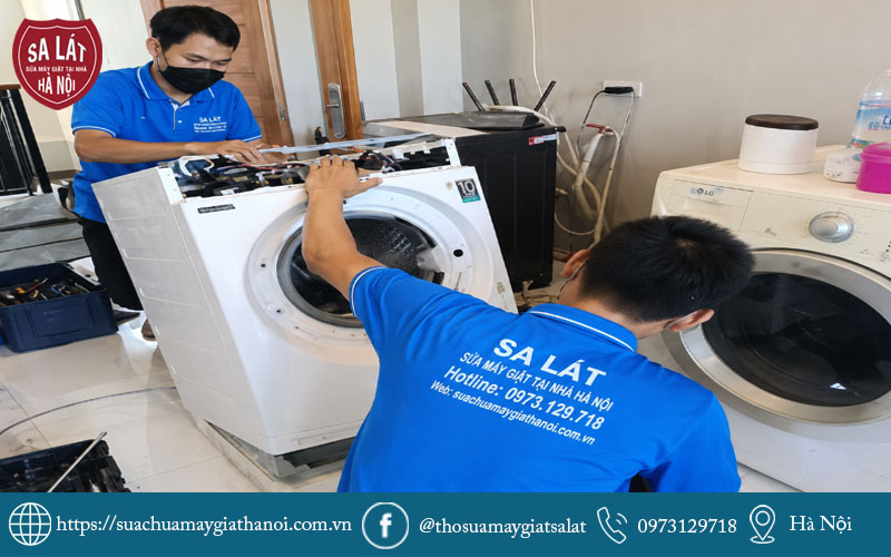 Đội ngũ kỹ thuật viên Sa Lát đang trực tiếp sửa chữa máy giặt tại nhà khách hàng