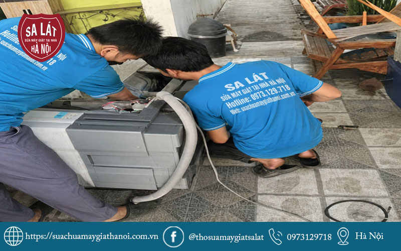 Kỹ thuật viên Sa Lát đang xử lý tình trạng máy giặt LG không lên nguồn chuyên nghiệp