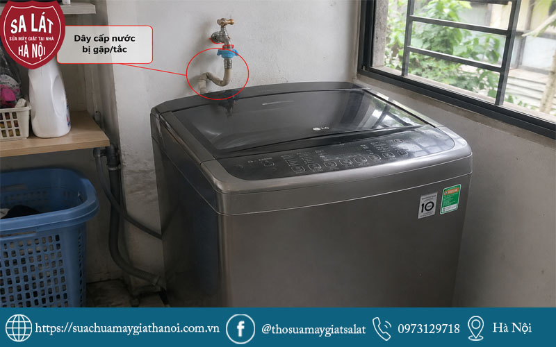 Dây cấp nước máy giặt LG bị gập làm nước không vào lồng giặt