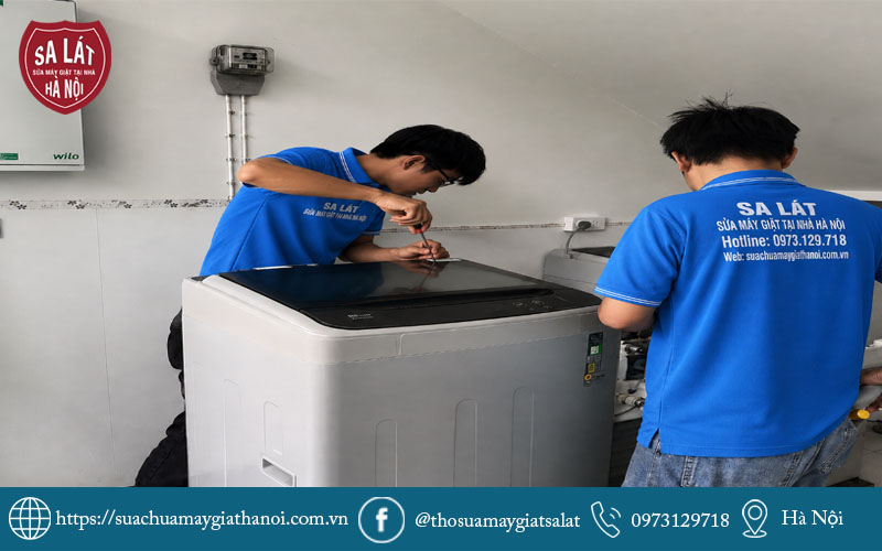 Kỹ thuật viên Sa Lát giàu kinh nghiệm đang trực tiếp kiểm tra và khắc phục máy giặt