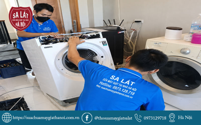 Kỹ thuật viên Sửa Máy Giặt Sa Lát đang kiểm tra bo mạch máy giặt tại nhà khách hàng