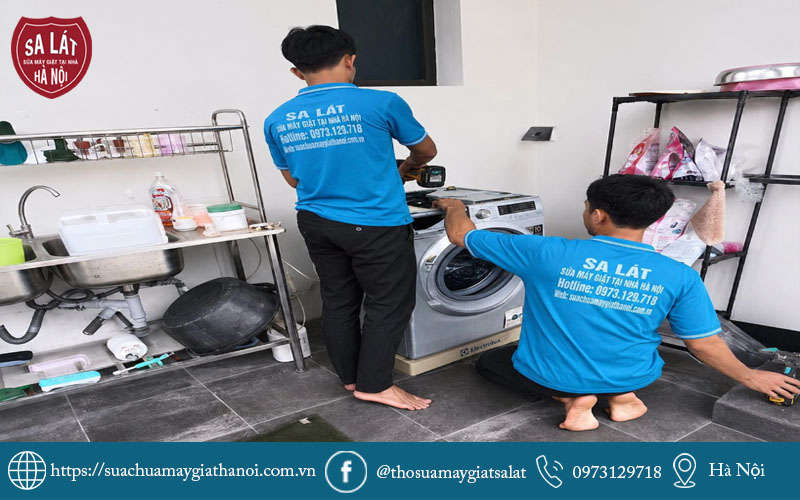 Đội ngũ thợ kỹ thuật Sa Lát đang tận tâm sửa chữa máy giặt ngay tại nhà khách hàng ở Hà Nội