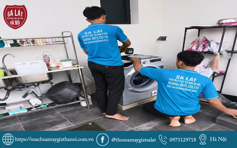 Kỹ thuật viên Sa Lát đang tận tâm sửa chữa, bảo dưỡng máy giặt tại nhà cho khách hàng
