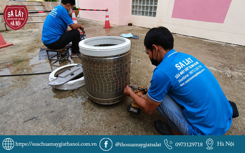 Kỹ thuật viên Sa Lát đang tiến hành vệ sinh lồng giặt chuyên sâu giúp máy giặt hoạt động bền bỉ