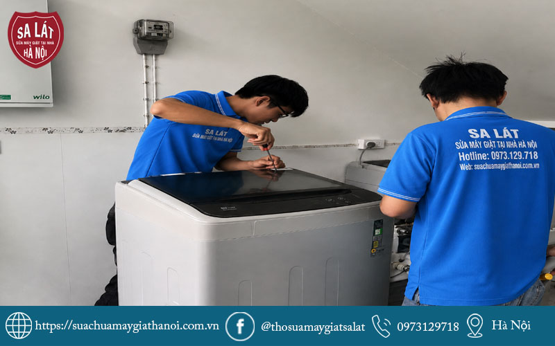 Đội ngũ kỹ thuật viên chuyên nghiệp của Sa Lát đang kiểm tra, sửa chữa máy giặt tại nhà