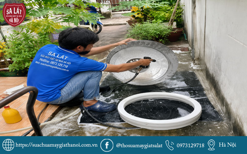 Kỹ thuật viên Sa Lát vệ sinh linh kiện sạch sẽ khi sửa máy giặt tại Hai Bà Trưng