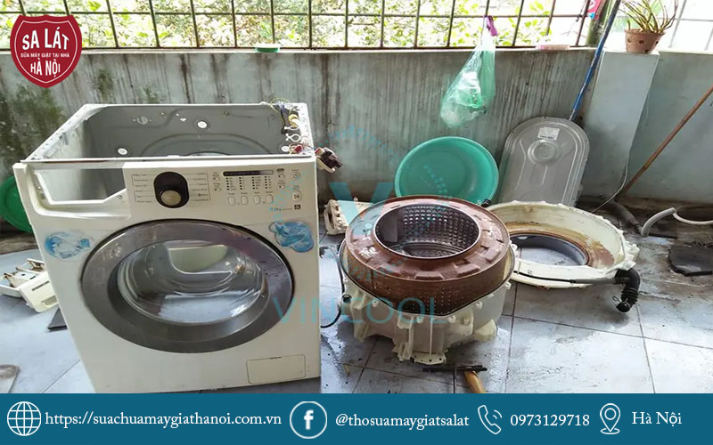 Kỹ thuật viên chuyên nghiệp đang tháo rời linh kiện để khắc phục triệt để sự cố của máy giặt