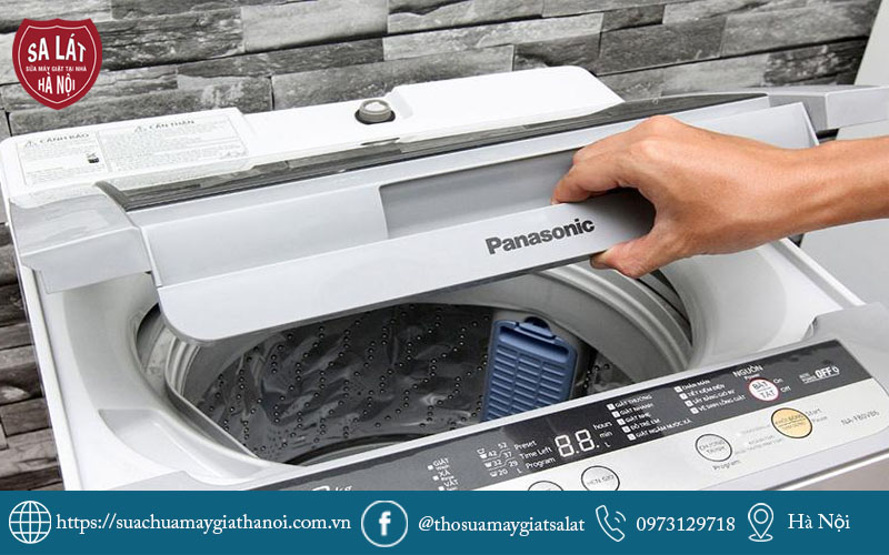 Thợ kỹ thuật kiểm tra máy giặt trực tiếp khi thực hiện dịch vụ sửa máy giặt tại Hoàng Quốc Việt