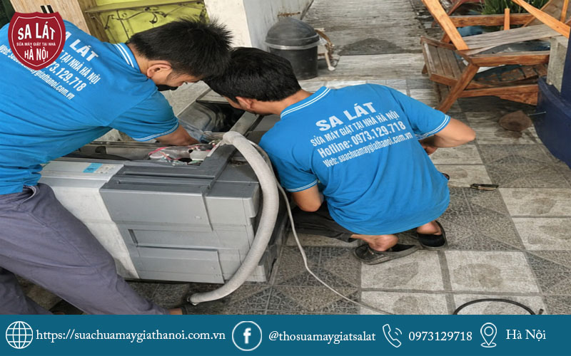 Kỹ thuật viên Sa Lát đang tiến hành khắc phục sự cố máy giặt tận nhà