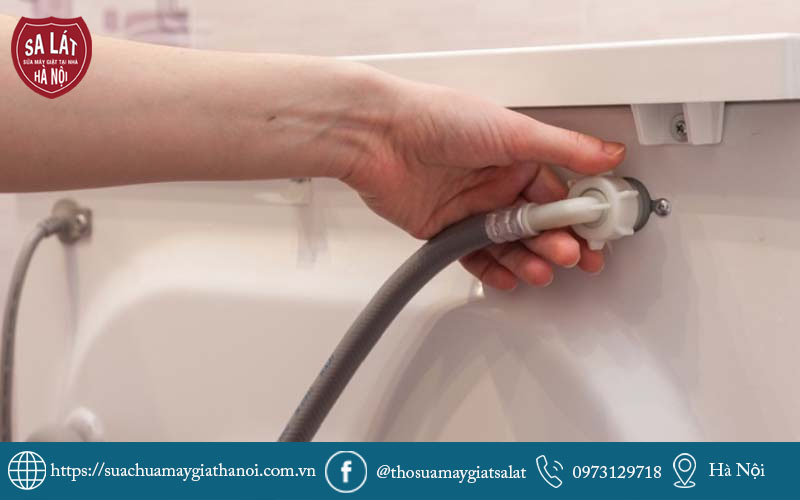 Kiểm tra điểm nối ống cấp nước đằng sau máy giặt lg bị rò rỉ nước hiệu quả