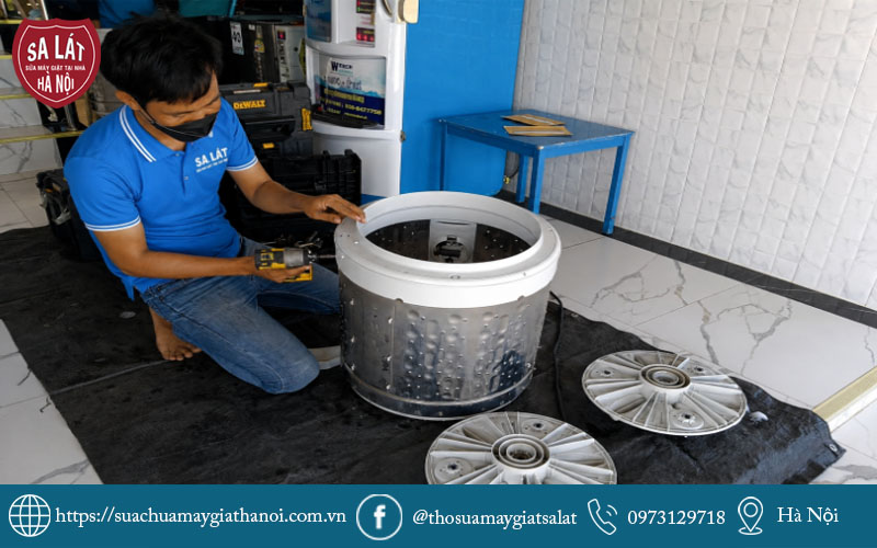 Kỹ thuật viên hỗ trợ khắc phục triệt để tình trạng máy giặt LG bị rò rỉ nước