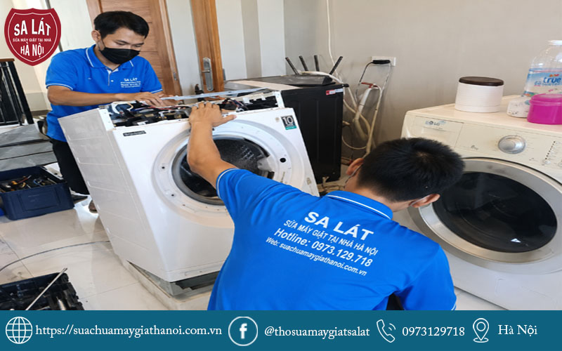 Kỹ thuật viên Sa Lát đang khắc phục sự cố máy giặt LG không quay lồng tận nơi