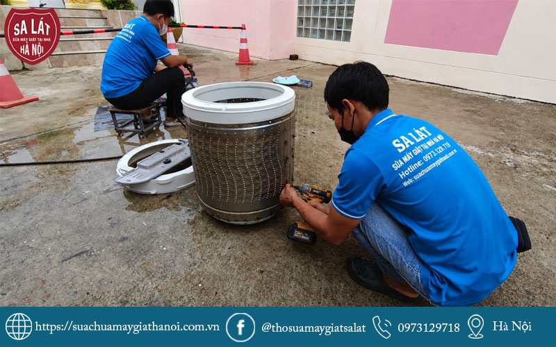Thợ kỹ thuật Sa Lát chuyên nghiệp đang tháo lắp và bảo dưỡng thiết bị tận nơi